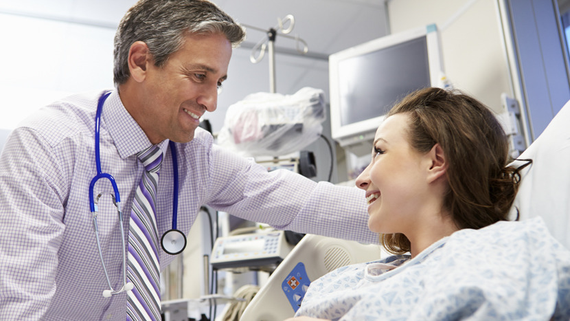 medico che parla a un paziente