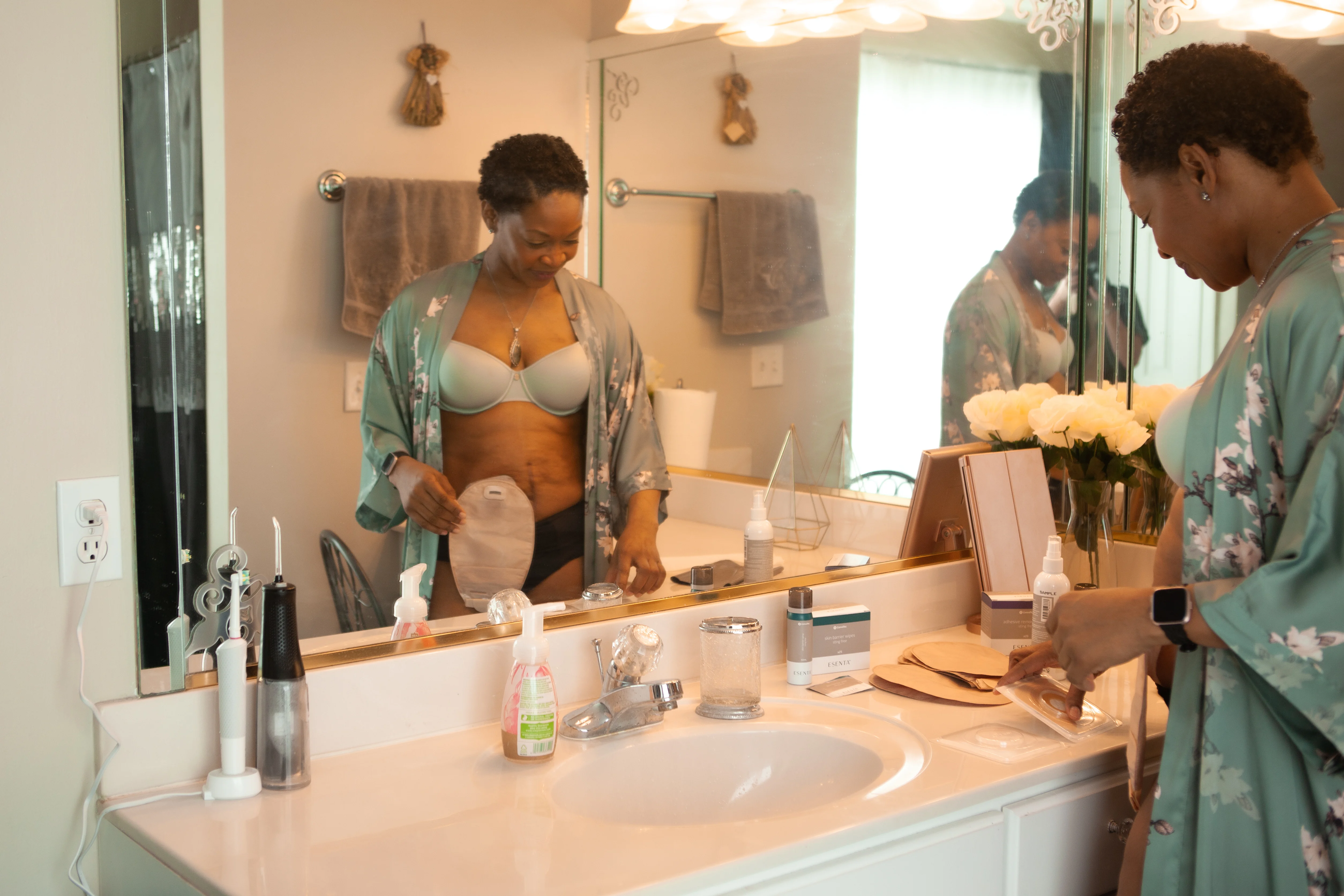 Een persoon in een badkamer